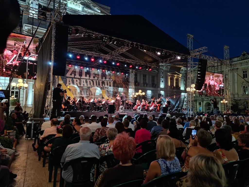 Mii de spectatori i-au aplaudat pe mezzosoprana Ruxandra Donose ...